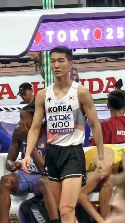 경기를 준비하는 우상혁 (서울=연합뉴스) 우상혁이 14일 일본 도쿄 국립경기장에서 열린 2025 세계육상선수권 남자 높이뛰기 예선을 준비하며 생각에 잠겨 있다. [대한육상연맹 제공. 재판매 및 DB금지]