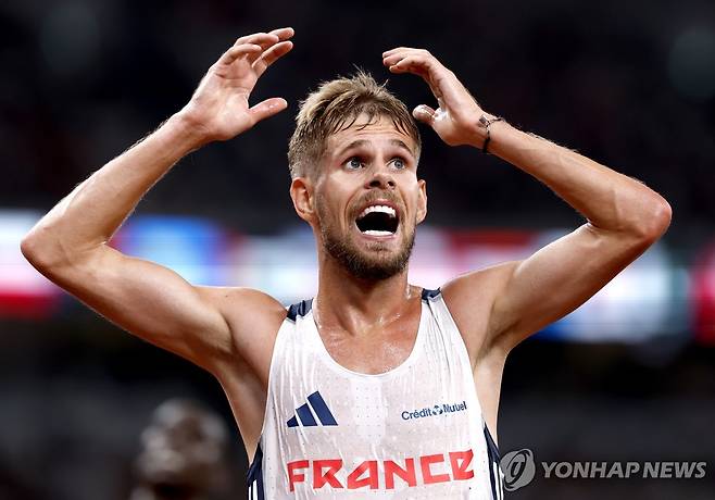 '이변의 주인공' 그레시에 (도쿄 EPA=연합뉴스) 프랑스의 그레시에가 14일 일본 도쿄 국립경기장에서 열린 2025 도쿄 세계육상선수권 남자 10,000ｍ 결선에서 우승한 뒤, 놀란 표정을 짓고 있다.