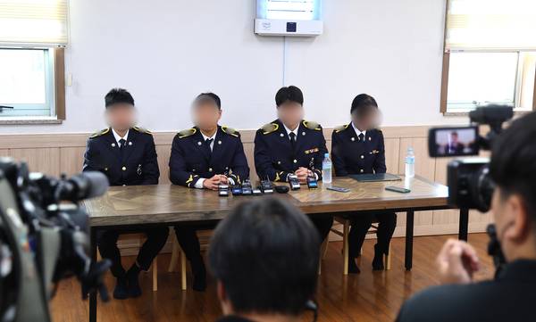 갯벌에 고립된 노인을 혼자 구하려다 숨진 고(故) 이재석 경사 팀원들인 인천해양경찰서 영흥파출소 직원들이 15일 오전 이 경사 발인을 앞두고 인천 동구의 한 장례식장에서 기자회견을 하고 있다. 2025.9.15 /연합뉴스