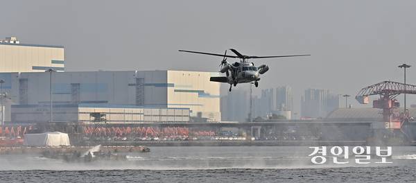 15일 오후 인천 내항 8부두 일원에서 열린 ‘제75주년 인천상륙작전 기념식’에서 인천상륙작전 당시 상륙을 재연하고 있다. 2025.9.15 /조재현기자 jhc@kyeongin.com