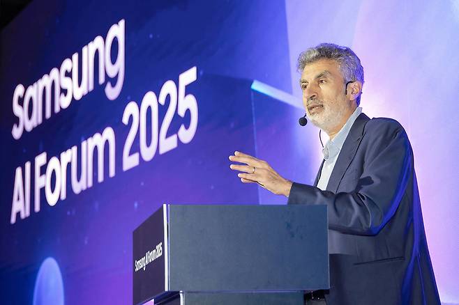 ▲ 15일 용인에 위치한 삼성전자 The UniverSE에서 진행된 '삼성 AI 포럼 2025'에서 기조 강연을 하고 있는 요슈아 벤지오 캐나다 몬트리올대 교수./사진제공=삼성전자