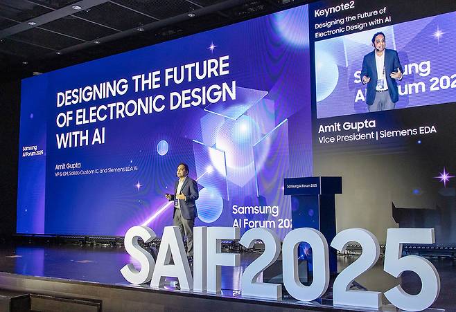 ▲ 15일 용인에 위치한 삼성전자 The UniverSE에서 진행된 '삼성 AI 포럼 2025'에서 기조 강연을 하고 있는 아밋 굽타 지멘스 EDA 부사장./사진제공=삼성전자