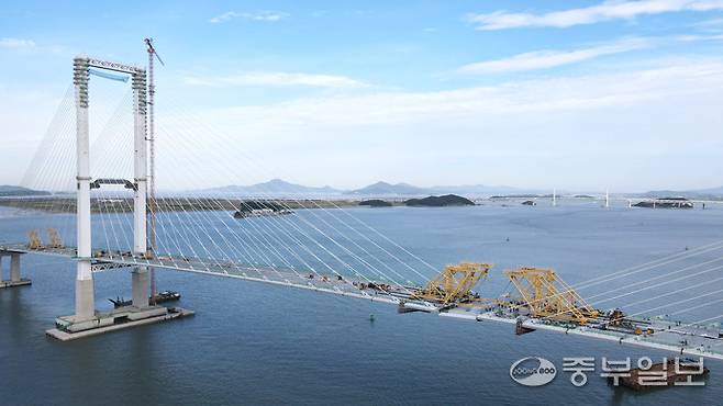 지난 12일 인천시 서구 청라국제도시와 중구 영종도를 잇는 제3연륙교 사장교 구간에서 대형 크레인이 마지막 상판을 들어 올려 주탑과 연결하는 작업이 진행되고 있다.이날 최종 연결은 수개월간 이어진 정밀 시공 끝에 이뤄진 것으로, 제3연륙교가 본격적인 완성 단계에 접어들었음을 알리는 상징적인 순간이 됐다.정선식기자