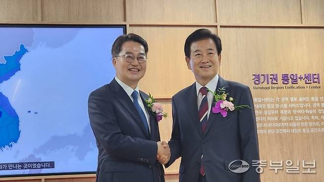 김동연 경기도지사가와 정동영 통일부장관이 경기권 통일플러스센터 개관식에서 업무협약식에 앞서 기념촬영하고 있다. 사진=김창학기자