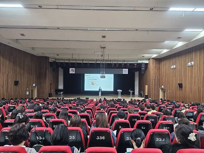 곽지연 대한간호조무사협회 회장이 지난 7일 인천 남동구청 대강당에서 진행된 간호조무사 대상 보수교육에서 의료 현실에 관한 강의를 하고 있다. 사진=인천간호조무사회