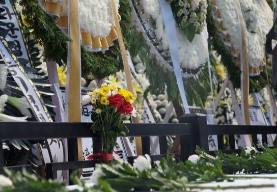 &nbsp;인천 중구 자유공원 맥아더 장군 동상 앞에서 열린 '제75주년 인천상륙작전 전승 행사'에서 참석자들이 맥아더 장군 동상에 헌화하고 있다. [사진=이장원 기자]