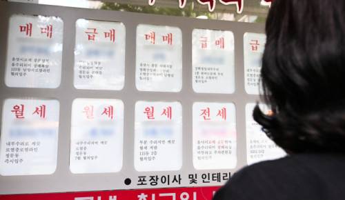 전국 주택 임대차 시장에서 월세계약이 급격이 증가하며 대전 서구의 한 공인중개사 사무소에 매매 및 전월세가 게시돼 있다. 김주형 기자 kjh2667_@cctoday.co.kr