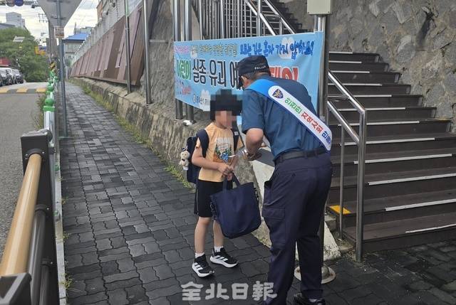 학생들에게 안전 수칙을 설명하고 있는 설원재 화산지구대 3팀장. 김문경 기자