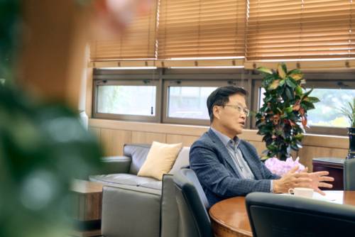 최양희 한림대학교 제12대 총장이 지난 12일 대학본부 총장실에서 기자와 대화를 나누고 있다. 최 총장은 지난 4년 제11대 총장으로서의 성과를 돌아보고 향후 4년의 임기를 어떻게 보낼 지에 대해 자세하게 설명하면서