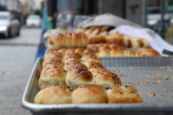 김해시 동상동 외국인거리에 있는 우즈베키스탄 음식점에서 먹음직스런 전통빵을 내놓고 팔고 있다. /조재영 기자