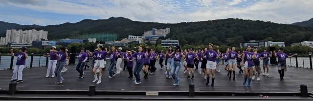 수성못 수상무대에서 펼쳐진 민라인댄스코리아의 라인 댄스(Line Dance) 공연