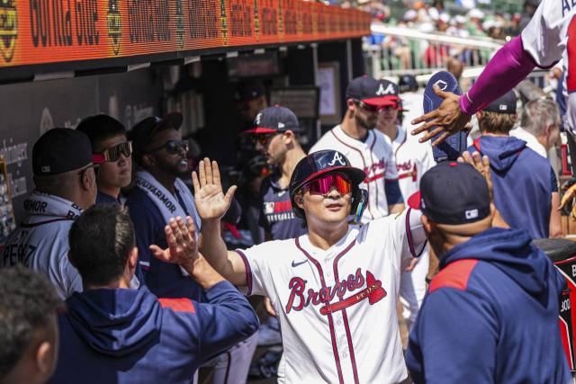 애틀랜타 브레이브스의 김하성이 15일 미국 조지아주 애틀랜타의 트루이스 파크에서 열린 MLB 휴스턴 애스트로스와의 경기 2회 득점한 뒤 덕아웃으로 들어오자 동료들이 반겨주고 있다. 연합뉴스