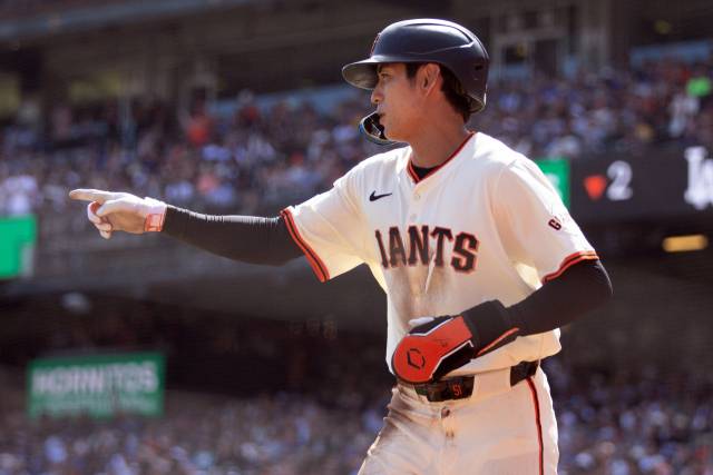 샌프란시스코 자이언츠의 이정후가 15일 미국 샌프란시스코의 오라클 파크에서 열린 MLB LA 다저스와의 경기 2회 희생 플라이가 나온 틈에 홈으로 들어와 득점하고 있다. 연합뉴스