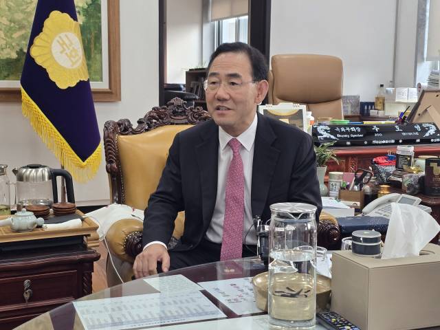 주호영 국회부의장(대구 수성구갑)이 15일 대구 군 공항 이전사업 정책세미나를 앞두고 기자간담회를 진행하고 있다. 박성현 기자