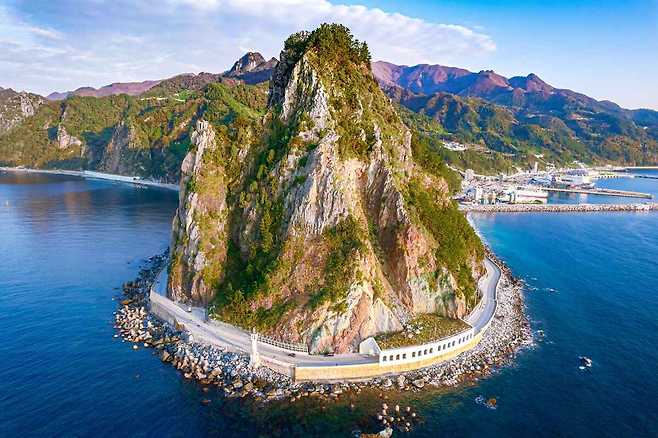 울릉도는 빼어난 경관을 지닌 섬이어서 체류형 고부가 상품 출시가 꼭 필요하다_ 한국관광공사 제공