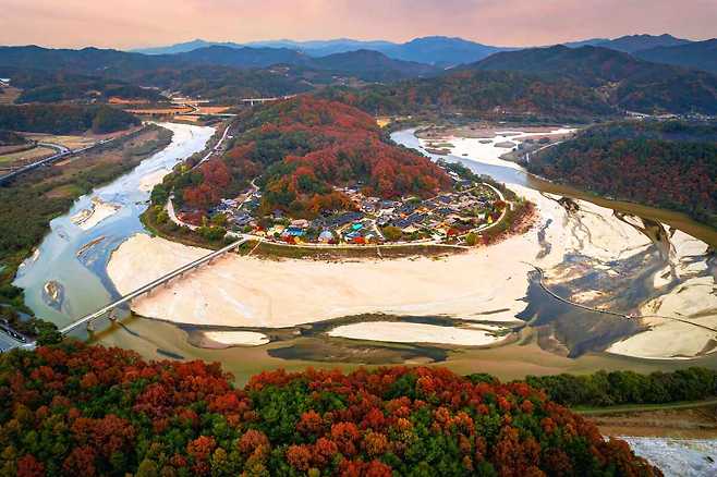 물속의 섬같은 무섬마을의 풍경.