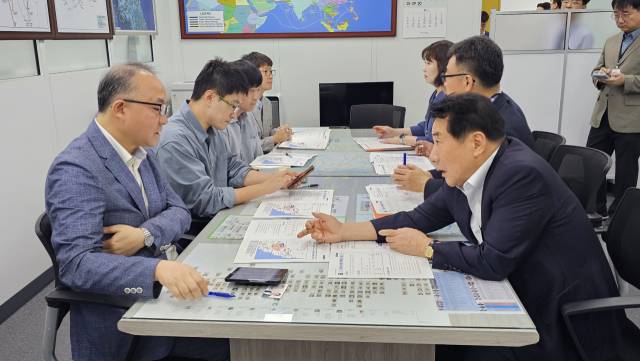 양산시가 15일 국토교통부를 찾아 예타 중인 동남권 순환 광역철도의 조속 통과를 요청하고 있다.김태권 기자