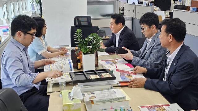 양산시가 15일 행정안전부를 찾아 공무원의 기준 인건비 상향을 요청하고 있다.김태권 기자