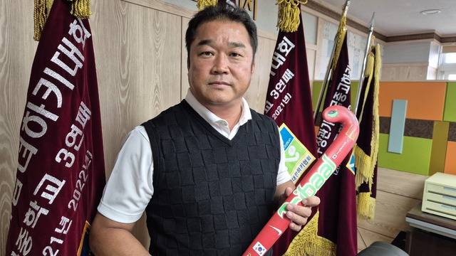 성주여중 하키팀을 전국 최정상으로 만든 전홍권 감독. 성주여중 교장실에 하키 우승기들이 나란히 걸려 있다. 이홍섭 기자