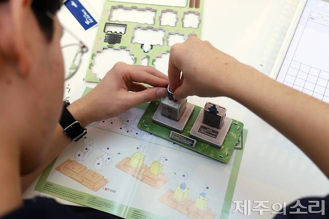 국가유산 모형 만들기 중인 사대부고 학생. ⓒ제주의소리
