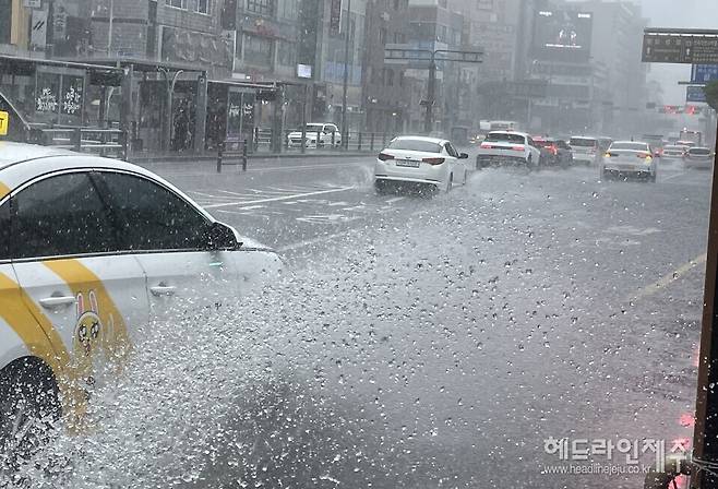 15일 오전 11시40분쯤, 강한 비가 쏟아져 내리고 있는 제주시내 거리.