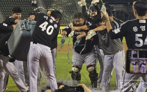 손주영이 데뷔 첫 두 자릿수 승수를 달성하자 LG 선수단이 격하게 축하해줬다. (사진=스포츠춘추 황혜정 기자)