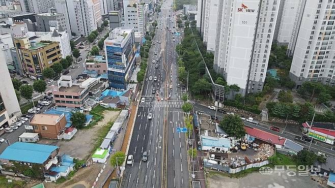 광주도시철도 2호선 1단계 1공구 상무대로 SK뷰 아파트 앞 전경. 복공판을 철거하고 도로포장을 마무리하는 모습이다. 광주시