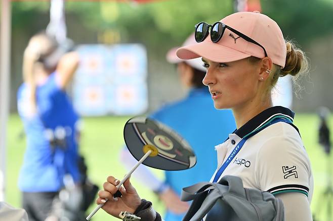 지난 5일 광주 2025 현대세계양궁선수권대회에 참가한 외국인 선수가 자유연습 도중 더위에 부채질을 하고 있다. (사진/뉴시스)