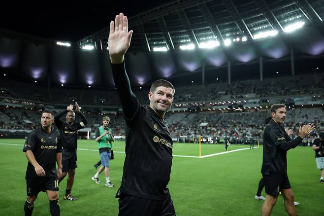 스티븐 제라드가 13일 서울월드컵경기장에서 2025 넥슨 아이콘매치 이벤트 경기가 끝난 뒤 팬들에게 손을 흔들고 있다. 사진=넥슨