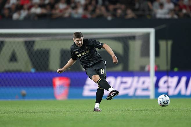 스티븐 제라드가 14일 서울월드컵경기장에서 열린 2025 넥슨 아이콘매치 메인 경기에서 패스하고 있다. 사진=넥슨