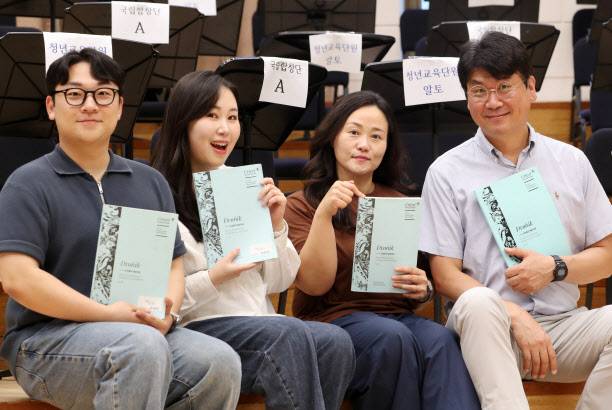 국립합창단 정기공연에서 첫 솔리스트로 나서는 테너 조정빈(왼쪽부터), 소프라노 박준원, 알토 유송이, 베이스 유지훈이 포즈를 취하고 있다(사진=김태형 기자).