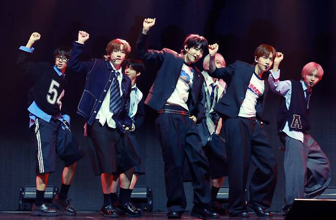 그룹 아이딧(IDID)이 15일 서울 광진구 예스24 라이브홀에서 열린 첫 미니앨범 ‘아이 디드 잇.’(I did it.) 발매 쇼케이스에서 타이틀곡 ‘제멋대로 찬란하게’를 열창하고 있다.(사진=뉴스1)