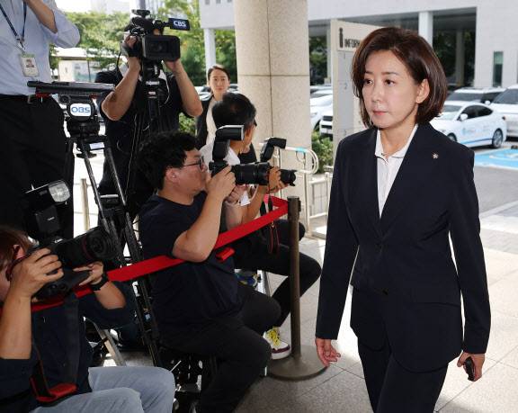 국민의힘 나경원 의원이 15일 서울 양천구 서울남부지방법원에서 열린 ‘국회 패스트트랙(신속처리안건) 충돌 사건’ 1심 결심 공판에 출석하고 있다. (사진=연합뉴스)