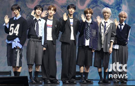 그룹 아이딧(IDID)이 15일 오후 서울 예스24 라이브홀에서 열린 첫 번째 미니 앨범 '아이 디드 잇.(I did it.)' 쇼케이스 무대에 올라 포토타임을 갖고 있다. 박세완 엔터뉴스팀 기자 park.sewan@jtbc.co.kr