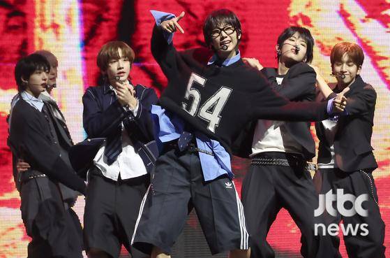 수록곡 'STEP IT UP' 무대