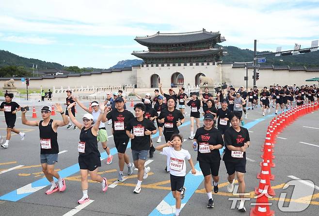 14일 오전 서울광장에서 열린 ‘마블런 서울 2025’ 행사에서 참가자들이 광화문 앞을 달리고 있다. 월트디즈니 컴퍼니 코리아(이하 디즈니코리아)가 주최한 마블(Marvel) 테마의 러닝 이벤트인 ‘마블런 서울 2025’에 1만 5천여 명이 참가해 서울 시내 중심가에서 하프코스 및 10km 코스를 달렸다. (디즈니코리아 제공, 재판매 및 DB금지) 2025.9.14/뉴스1