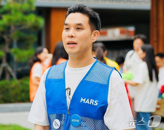 이두호 한국마즈 대표와 임직원들이 12일 발라당입양센터의 동물들을 위한 산책봉사를 하고 있다(마즈 제공). ⓒ 뉴스1