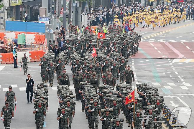 해병대 2사단과 육군 17사단, 주한 미국 해병대 장병들이 지난해 9월 11일 오후 인천 중구 동인천역을 출발해 인천축구전용경기장까지 '제74주년 인천상륙작전 기념 시가행진'을 펼치고 있다. 2024.9.11/뉴스1 ⓒ News1 민경석 기자