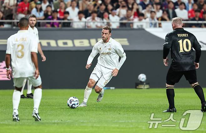 14일 오후 서울 마포구 서울월드컵경기장에서 열린 '2025 넥슨 아이콘매치' FC 스피어와 실드 유나이티드의 경기, 실드 유나이티드 클라우디오 마르키시오가 패스를 하고 있다. 2025.9.14/뉴스1 ⓒ News1 김도우 기자