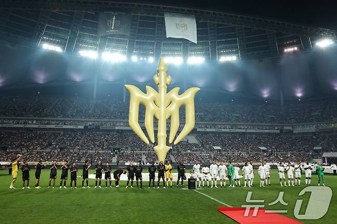 14일 오후 서울 마포구 서울월드컵경기장에서 열린 '2025 아이콘매치' FC 스피어와 쉴드 유나이티드의 경기, 양팀 선수들이 경기 시작을 기다리고 있다. 2025.9.14/뉴스1 ⓒ News1 김도우 기자