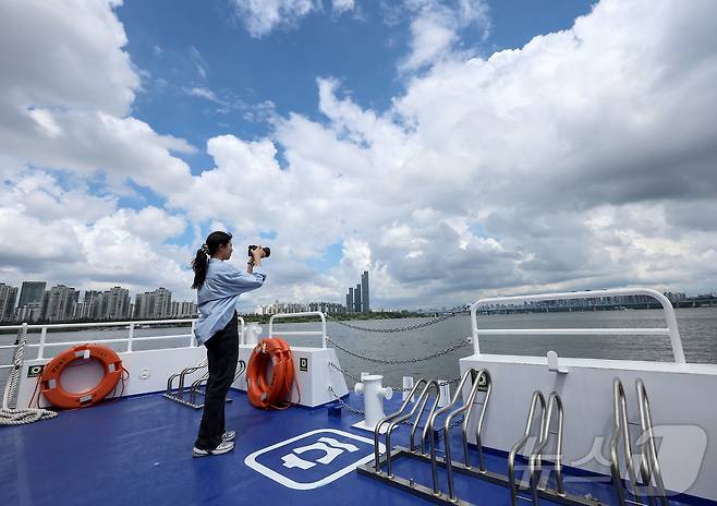 한강버스 체험 운항에서 시민들이 기념사진을 찍으며 즐거운 시간을 보내고 있다. (공동취재) 2025.7.1/뉴스1 ⓒ News1 박지혜 기자