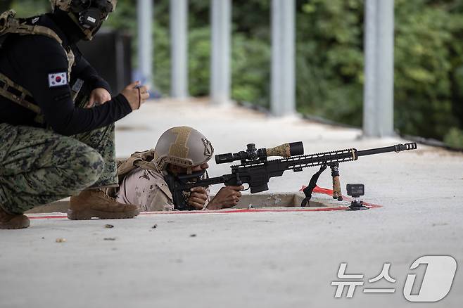 육군은 지난 10일부터 개최한 제2회 국방부장관배 국제 저격수 경연대회(K-ISC)가 15일 막을 내렸다고 밝혔다. 대회에 참가한 아랍에미리트(UAE)군 저격수가 장거리 정밀사격을 실시하고 있다. (육군 제공. 재판매 및 DB 금지) 2025.9.15/뉴스1
