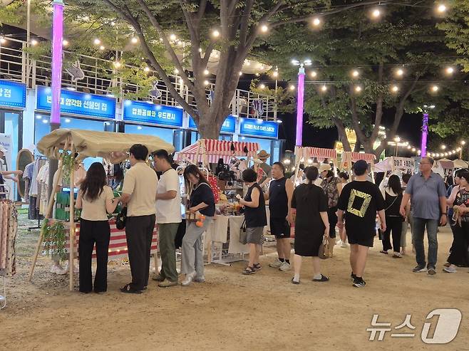 울산 중구 태화강 국가정원 왕버들마당에서 열린 울산의 밤 스토리 야시장에서 시민들이 진열된 상품을 보고 있다. 2025.9.13.ⓒ 뉴스1 박정현 기자