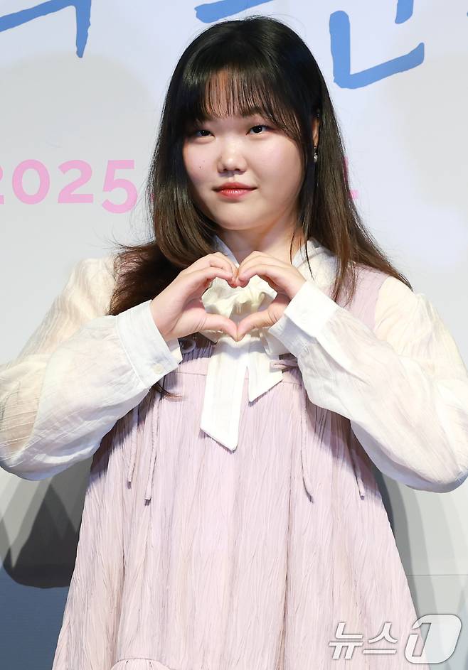 가수 이수현이 15일 서울 송파구 롯데월드시네마에서 열린 애니메이션 영화 '연의 편지'(감독 김용환) 시사회 및 기자간담회에 참석해 매력을 발산하고 있다. '연의 편지'는 책상 서랍에서 우연히 의문의 편지를 발견하게 된 전학생 ‘소리’가 편지 속 힌트로 이어지는 다음 편지들을 찾아가며 벌어지는 이야기를 담았다. 2025.9.15/뉴스1 ⓒ News1 권현진 기자