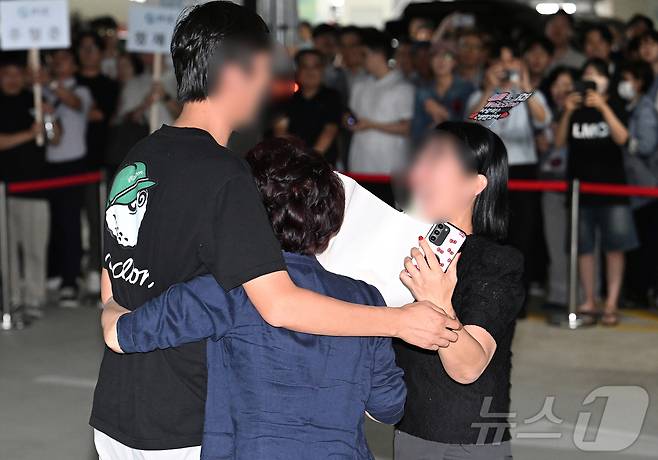 미국 조지아주 현대차그룹-LG에너지솔루션 배터리 합작 공장 건설 현장에서 구금됐다가 석방된 한국인 노동자들이 12일 오후 인천국제공항을 통해 귀국해 가족들과 인사를 나누고 있다. 2025.9.12/뉴스1 ⓒ News1 박지혜 기자