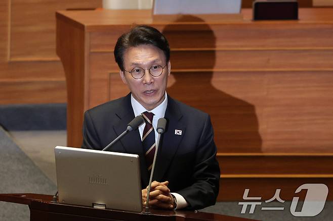 김민석 국무총리가 15일 오후 서울 여의도 국회에서 열린 제429회국회(정기회) 제5차 본회의 정치에 관한 질문에서 임이자 국민의힘 의원의 질의에 답변하고 있다. 2025.9.15/뉴스1 ⓒ News1 신웅수 기자