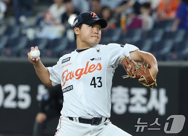 15일 오후 대전 한화생명 볼파크에서 열린 프로야구 '2025 신한 SOL뱅크 KBO 리그' 키움 히어로즈와 한화 이글스 경기에서 한화 선발투수 정우주가 역투하고 있다. 2025.9.15/뉴스1 ⓒ News1 김기태 기자