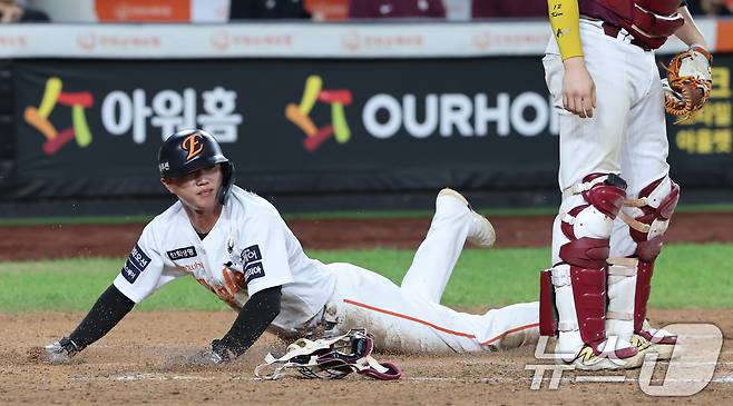 15일 오후 대전 한화생명 볼파크에서 열린 프로야구 '2025 신한 SOL뱅크 KBO 리그' 키움 히어로즈와 한화 이글스 경기에서 8회말 1사 1, 3루 한화 이진형의 내야 땅볼에 3루주자 이원석이 홈에서 슬라이딩으로 득점하고 있다. 2025.9.15/뉴스1 ⓒ News1 김기태 기자