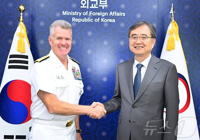 조현 외교부 장관이 14일 오후 서울 종로구 외교부 청사에서 사무엘 파파로(Samuel Paparo) 미국 인도태평양사령관을 접견하고, 악수를 나누고 있다. (외교부 제공, 재판매 및 DB금지) 2025.9.14/뉴스1 ⓒ News1 임세영 기자