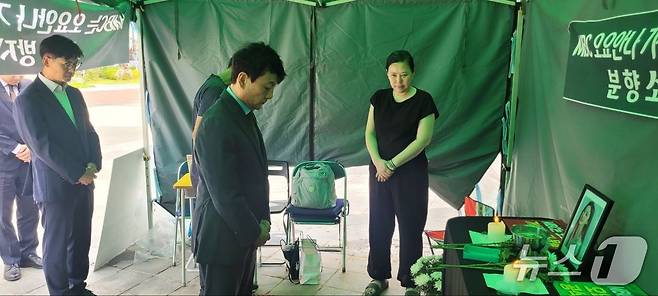 고(故) 오요안나 씨의 1주기인 15일 안형준 MBC 사장이 단식농성장을 찾았다. 2025.09.15/뉴스1(직장갑질119 제공)